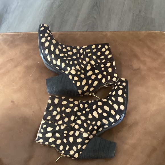 Vince Camuto - Picture 7 of 12